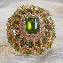 Bague Garden Party brodée avec un cabochon en cristal de bohème des années 1960, des cristaux de Swarovski, des perles nacrées et des rocailles 